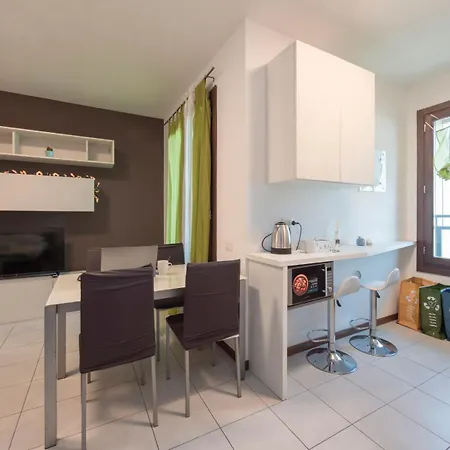 Bicocca, Free Parking, Private Garage, Metro M5 200m, Garden, Kids & Pet Friendly Appartement Milaan